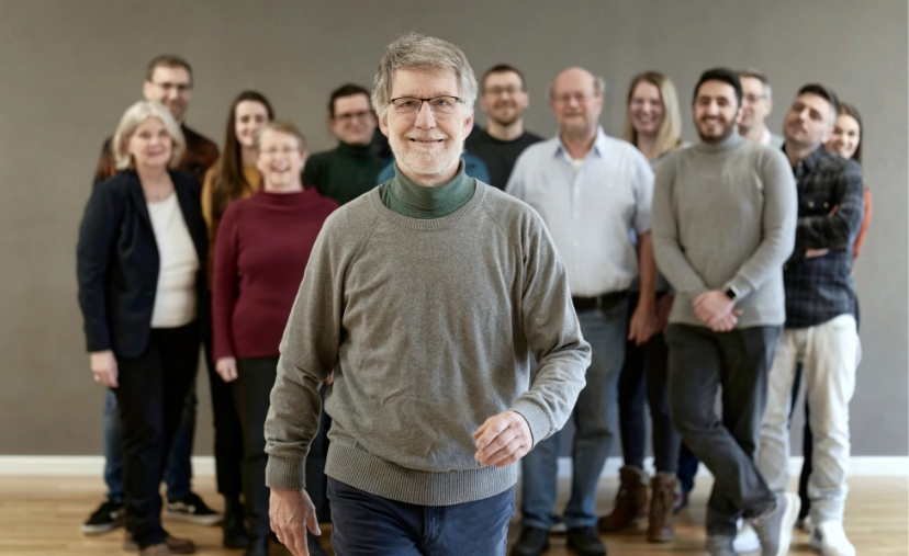 Meinolf Asshoff der auf die Kamera zu geht