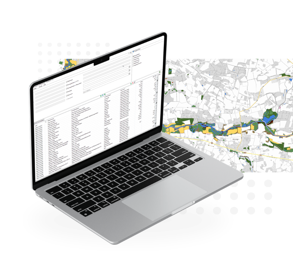 Laptop mit K3Umwelt und digitaler Kartenanalyse im Hintergrund