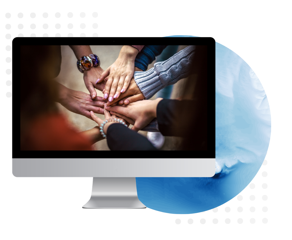 Hände in einem Bildschirm mit Karte dahinter