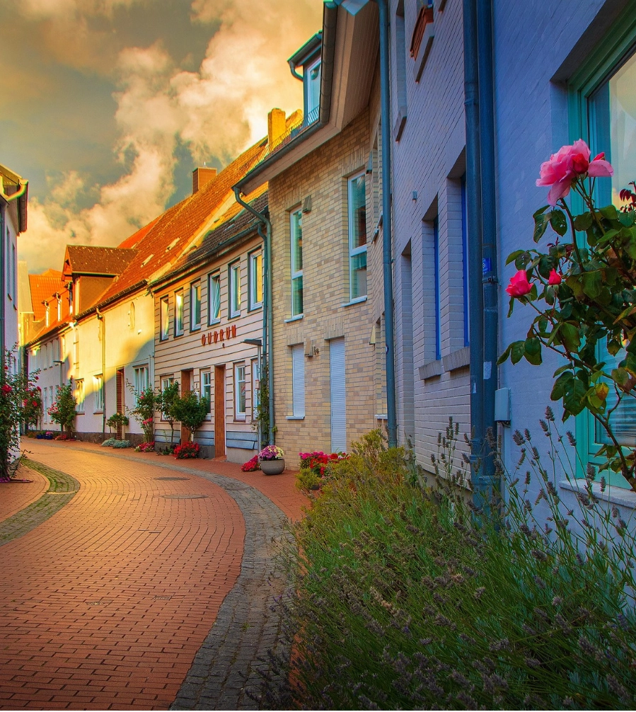 Wohnstraße mit Backsteinhäusern in Eckernförde
