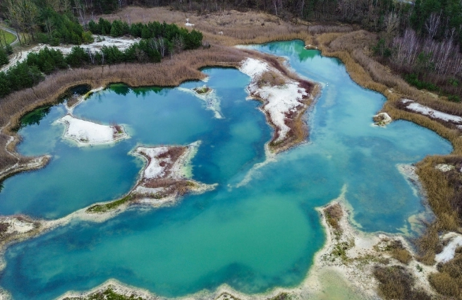Luftbild von durch Kiesabbau entstandenen Gewässern mit Inseln und Röhrichtzonen
